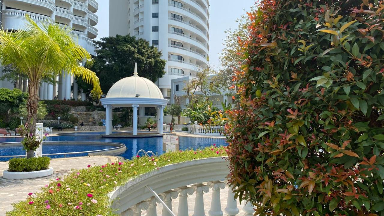 Sky Beach Beachfront Pattaya Eksteriør billede
