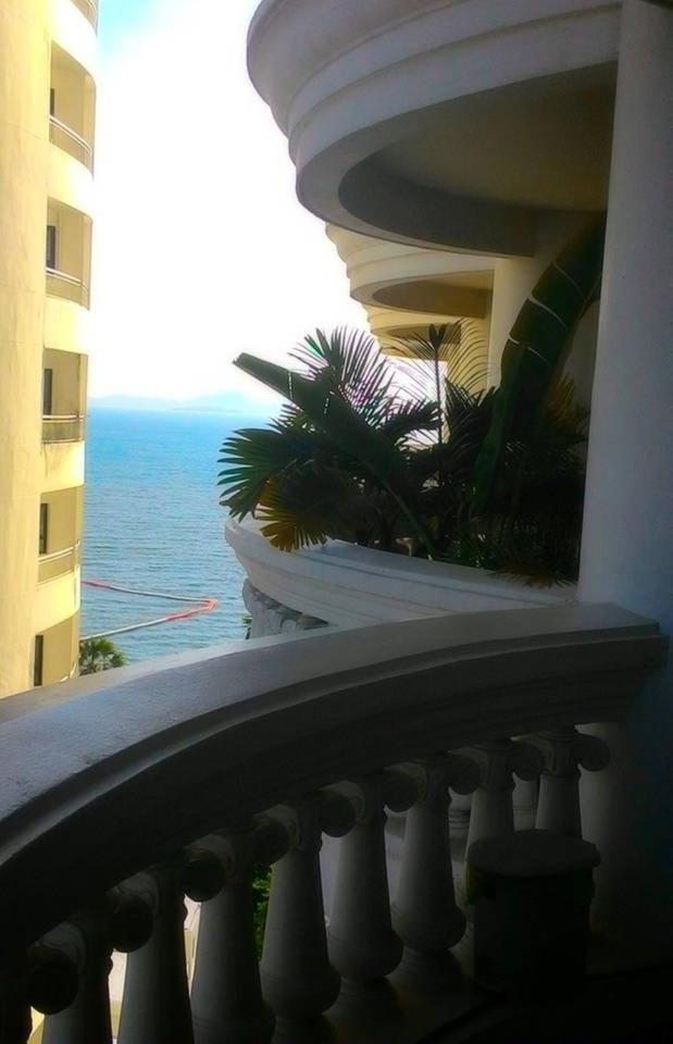 Sky Beach Beachfront Pattaya Eksteriør billede
