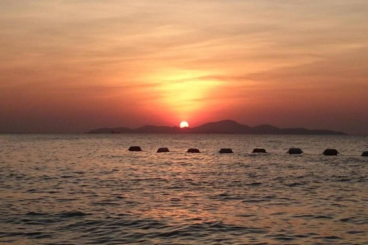 Sky Beach Beachfront Pattaya Eksteriør billede